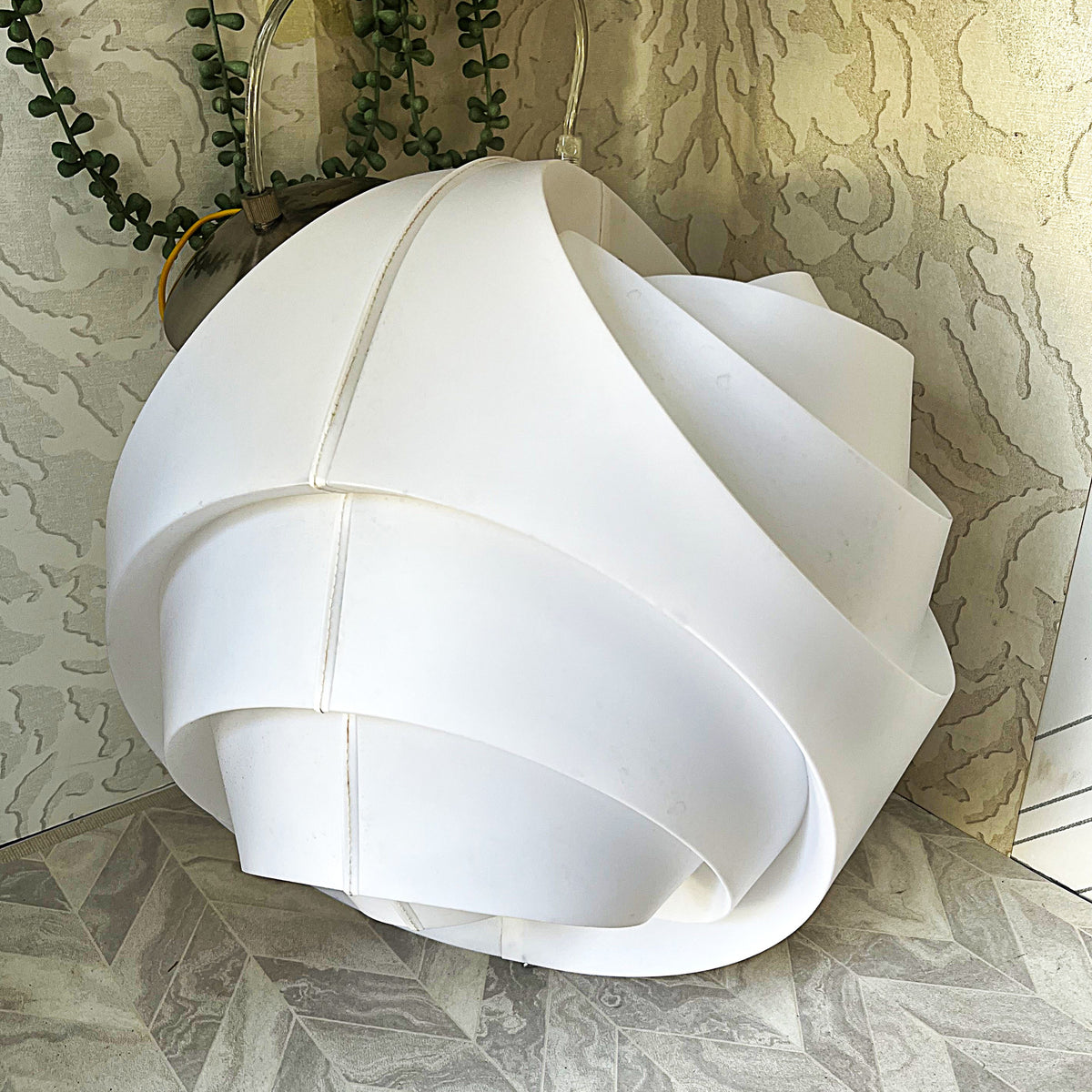 Lights: White Swirl Ribbon Pendant Light