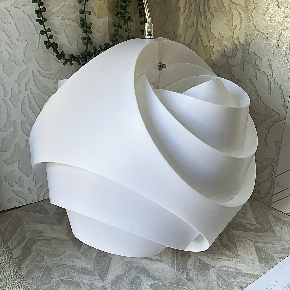 Lights: White Swirl Ribbon Pendant Light