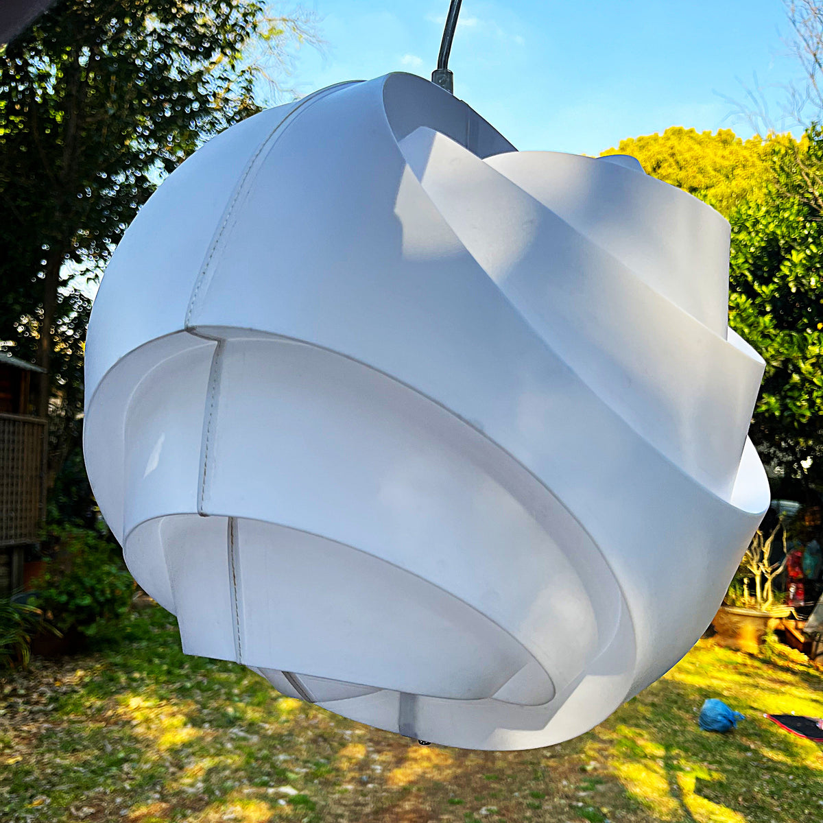 Lights: White Swirl Ribbon Pendant Light