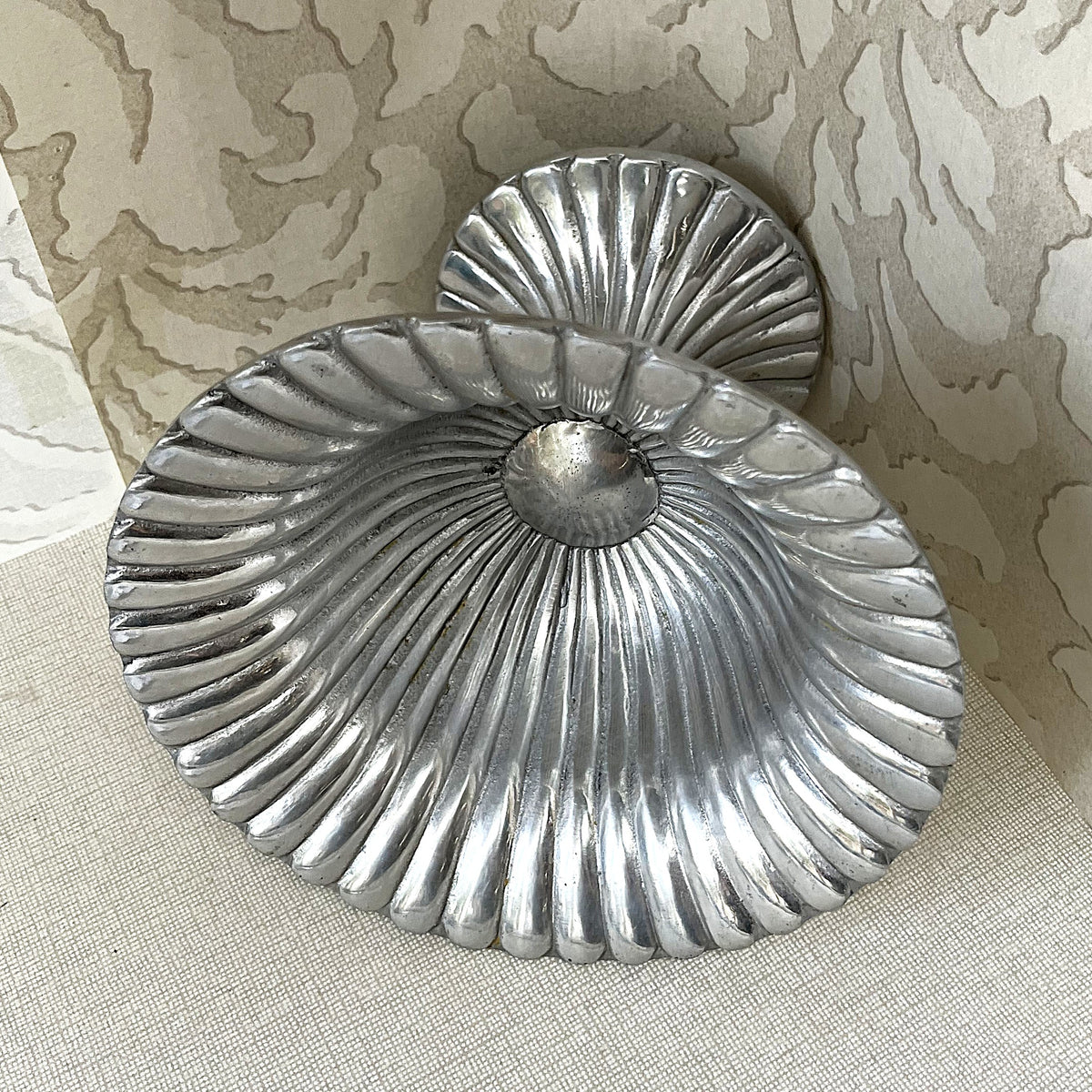 Aluminium Décor: Mid-Century Modern Fluted Cast Aluminium Pedestal Compote Bowl